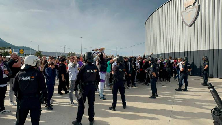 Así se viven los instantes previos al gran derbi Real Jaén-Linares