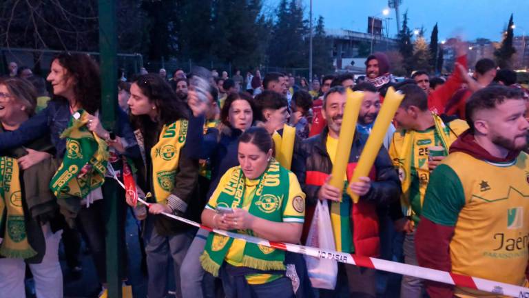 Vello de punta en el recibimiento de la marea amarilla al Jaén Paraíso Interior en Granada