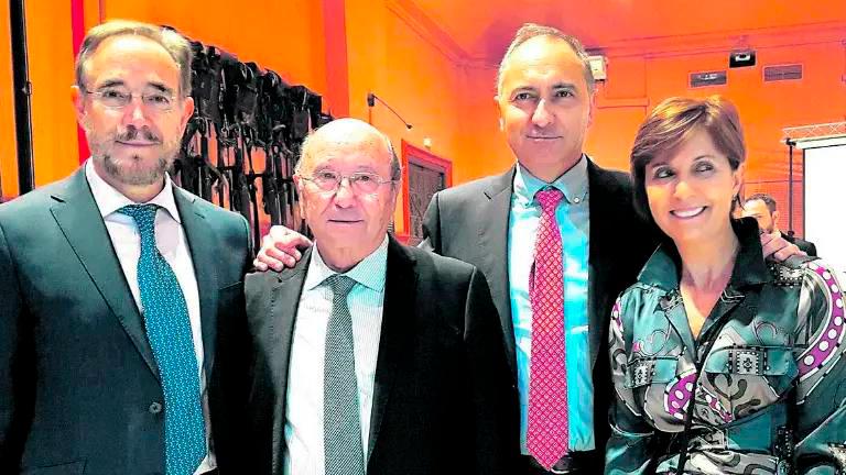 El empresario Miguel Contreras Jiménez, con sus hijos y el consejero Felipe López en un homenaje en 2017.