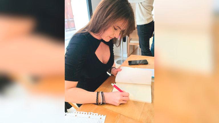 Andrea Ruiz Heras plasma sus anécdotas con ironía en su debut literario