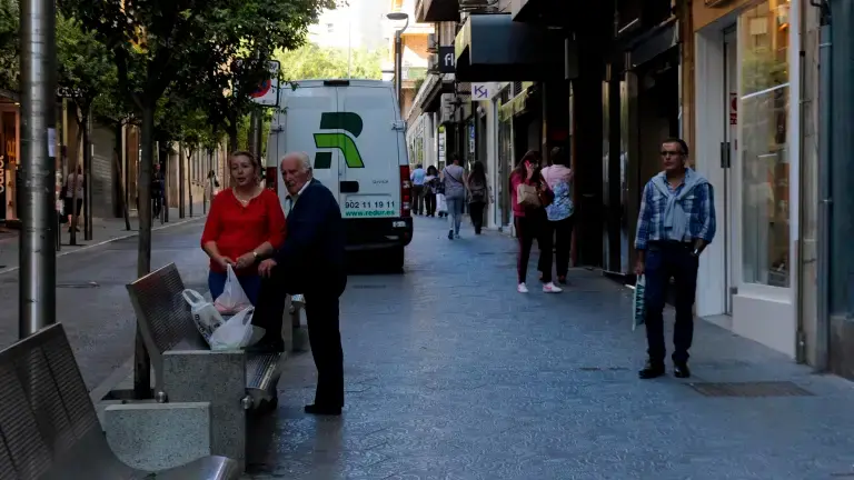 Viandantes en una calle del centro de la capital. / A. Muñoz.