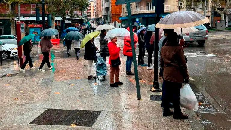 Un grupo de personas en el Paseo de la Estación bajo la lluvia, en Jaén. Archivo. /Jason Moyano / Diario JAÉN.