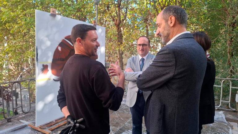 Daniel Fernández, junto a su obra “Moxaico”. / Junta de Andalucía.
