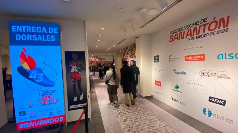 Primeras colas y mucho ambiente en el arranque de la entrega de dorsales de la San Antón