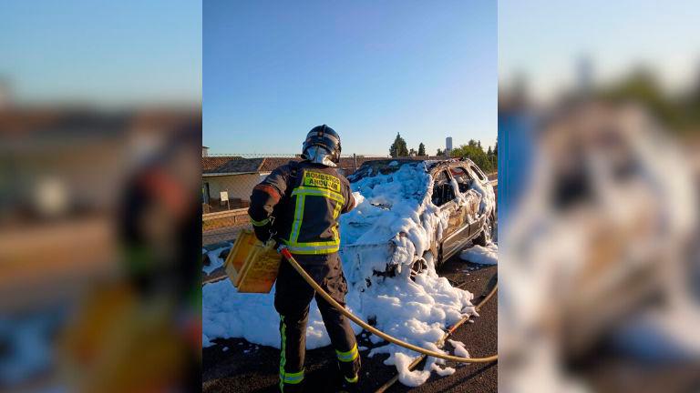 Los bomberos de Andújar sofocan el incendio de un vehículo en la A-4