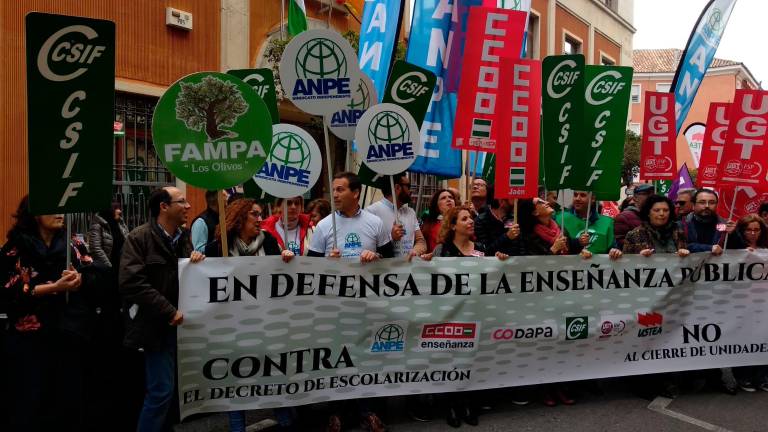 Cerca de 1.300 personas protestan contra el decreto de escolarización en Jaén