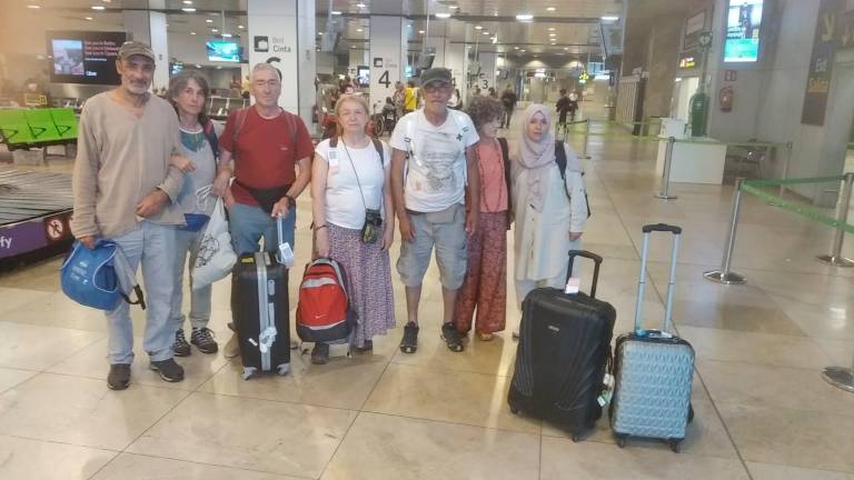 Ronte Alonso (segunda por la izquierda), con parte de los españoles deportados. 