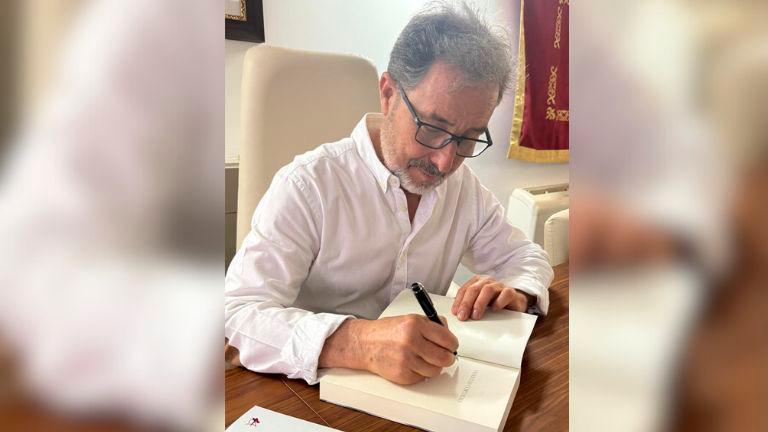 Antonio Navarro reflexiona sobre maternidad en “Violetas cortadas”