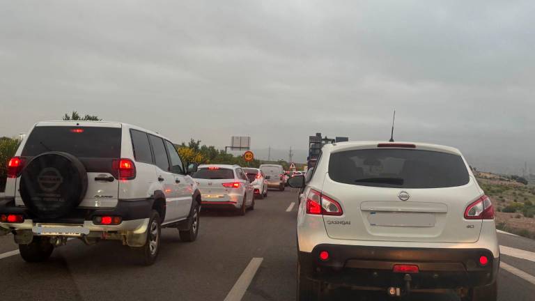 Las retenciones en la A-316 continúan, mientras avanzan las obras