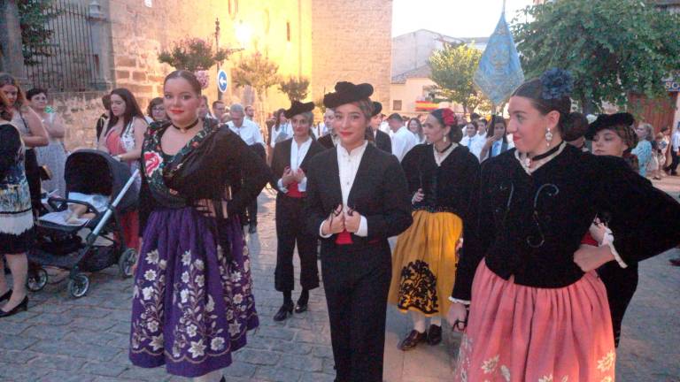 Emocionante baile del Bolero de Villacarrillo en honor a sus patronos