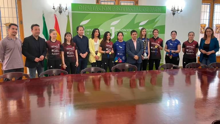 Recepción con honores al Cliniqas.com de Linares tras conseguir la Europe Trophy de Tenis de Mesa