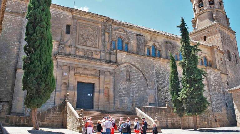 <i>Un grupo de turistas ante la Catedral de Baeza. Archivo. / Consejería de Turismo y Andalucía Exterior.</i>