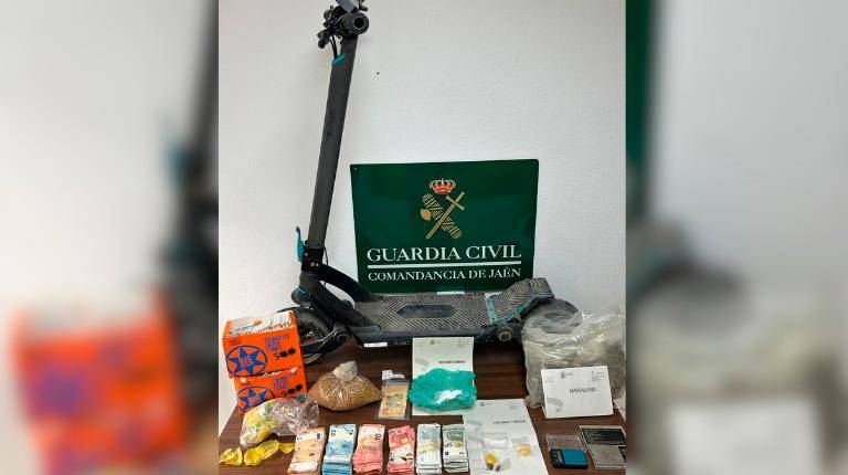 <i>Drogas, dinero en efectivo y el patinete incautados tras desmantelar el punto de venta en Torreblascopedro. / Guardia Civil.</i>