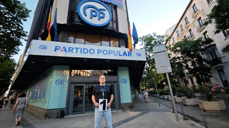 <i>El actor César Vea, frente a la sede del PP en Madrid.</i>