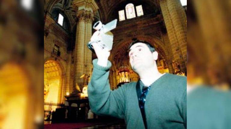 <i>Un turista visita la Catedral. Archivo. / Diario JAÉN.</i>
