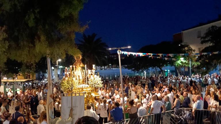 <i>La Virgen de las Nieves a su paso por la “Charca de Pegalajar”. / Francisco Gaitán / Diario JAÉN.</i>