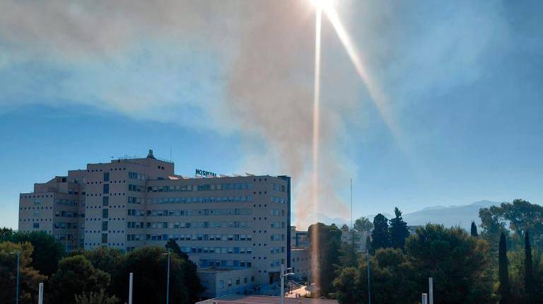 <i>Humo del incendio en las Lagunillas. / Nazaret Gaitán / Diario JAÉN. </i>