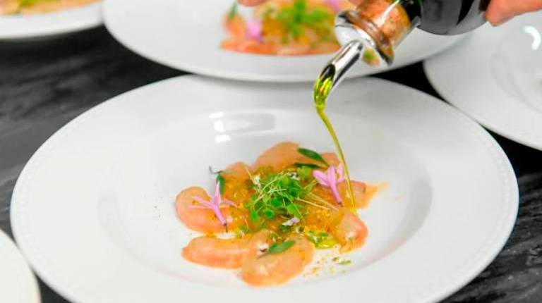 <i>Plato jiennenses con aceite de oliva virgen extra. / Agustín Muñoz / Archivo Diario JAÉN.</i>