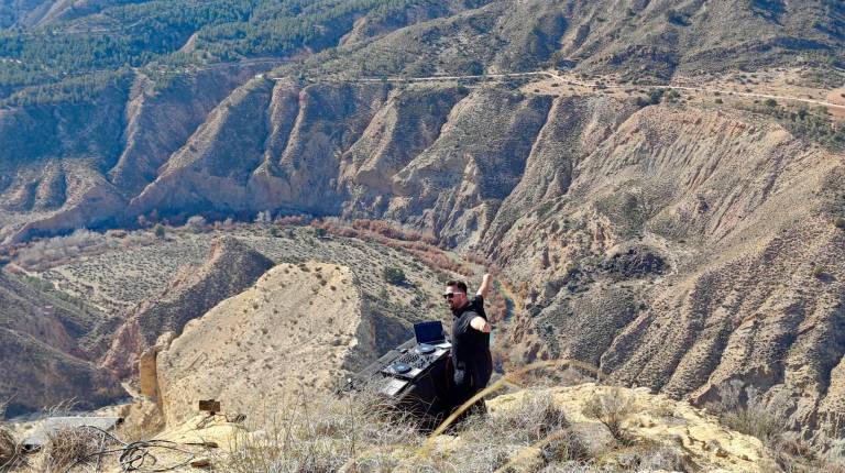 <i>Panorámica con dron del Mirador del Lirio, en Pozo Alcón, con el disyóquey Fran Requena en grabación. </i>