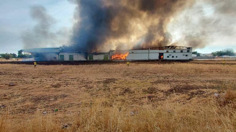 <i>Incendio en una nave textil sin actividad en Palma del Río. / EMA 112. </i>