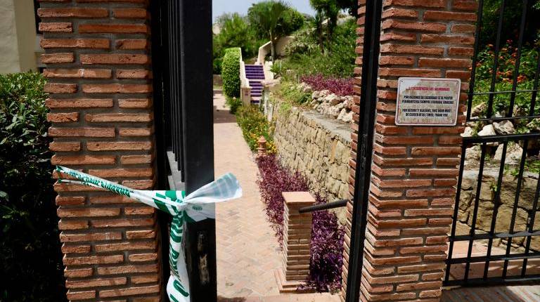 <i>Medios gráficos toman imágenes en el domicilio donde ha sido encontrada una mujer muerta con signos de violencia. / Álex Zea / Europa Press. </i>