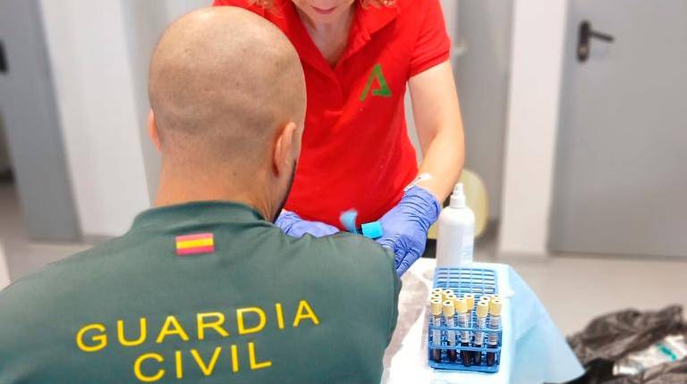 <i>Un agente de la Guardia Civil durante la donación. / Junta de Andalucía. </i>