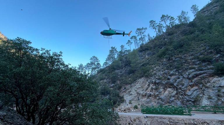 <i>Traslado en helicóptero de las nuevas pasarelas para la reconstrucción del sendero del río Borosa. / Junta de Andalucía. </i>