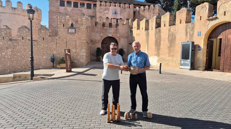 <i>El presidente de la FAB, José Miguel Nieto, y el de la Fjet-CV, Àngel Gómez, en el castillo de Benissanó. </i>