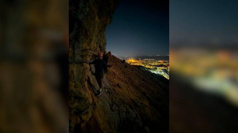 <i>Participante de este viernes en la penúlitma vía ferrata del verano. / Ayuntamiento de Jaén</i>