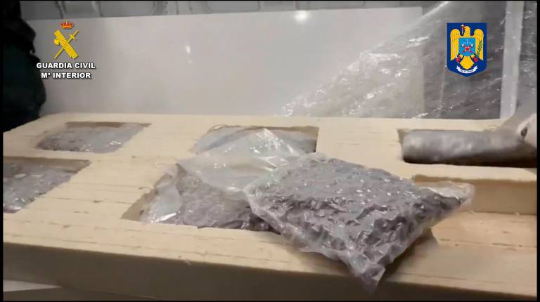 <i>Paquetes de droga incautados en la operación “Vectus” ocultos en compartimentos de madera. / Guardia Civil. </i>