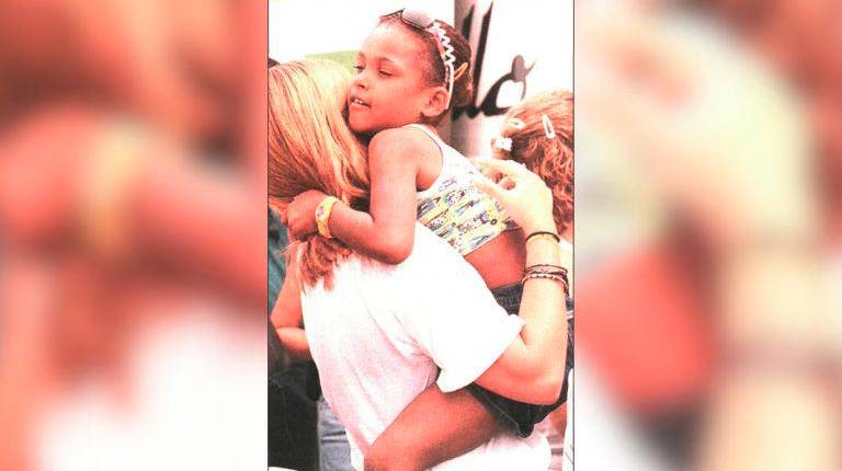 <i>Una de las niñas saharaui abraza a un integrante de su familia adoptiva. / Paula R. Rus / Archivo histórico de Diario JAÉN.</i>