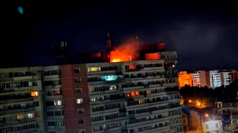 <i>Un bloque de viviendas de la ciudad rumana de Galati tras sufrir el impacto de un dron. / IGSU.</i>