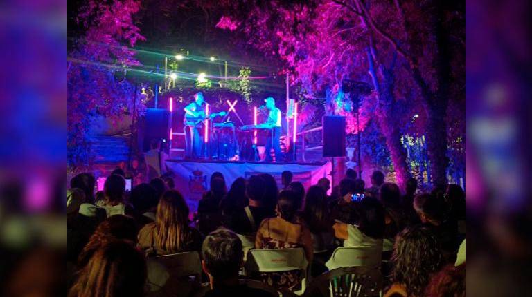 <i>Algunos momentos del concierto de ALIS en Jabaculz y después junto a María Espejo y Lucas Paulano entre risas. / Diputación de Jaén.</i>