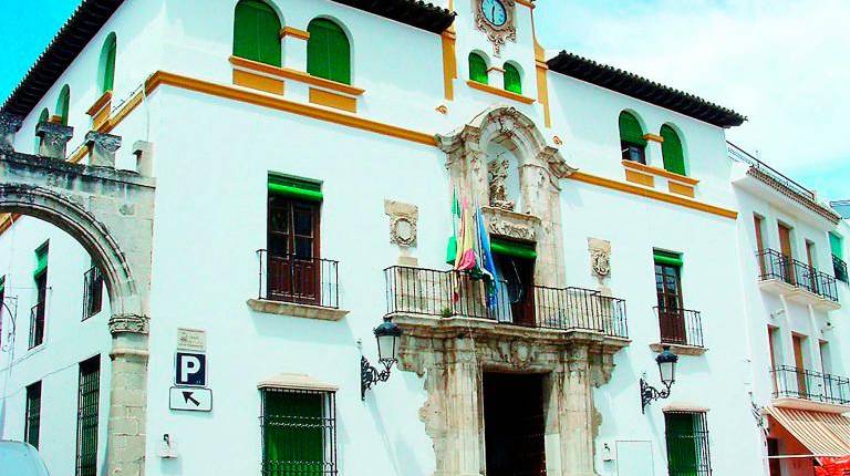 <i>Fachada del Ayuntamiento de Alcaudete.</i>