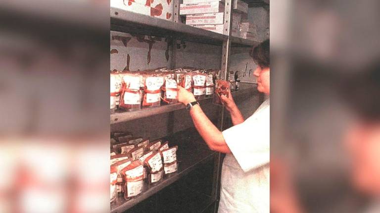 <i>Una enfermera recolecta bolsas de sangre. / Archivo histórico de Diario JAÉN. </i>