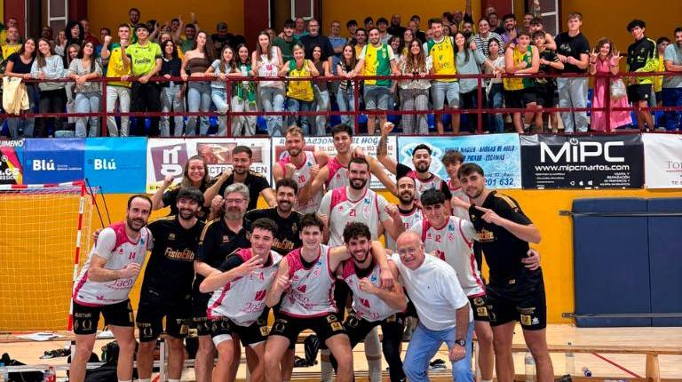 <i>Los jugadores del Jaén Paraíso Interior celebran el título conseguido en 2025. / Jaén FS. </i>