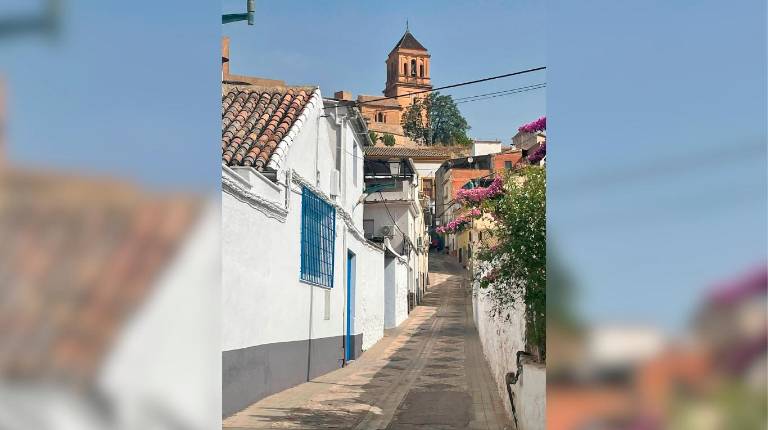 <i>Calle Cuesta de Priego en Alcaudete y al fondo la vivienda de la víctima. / 112. </i>