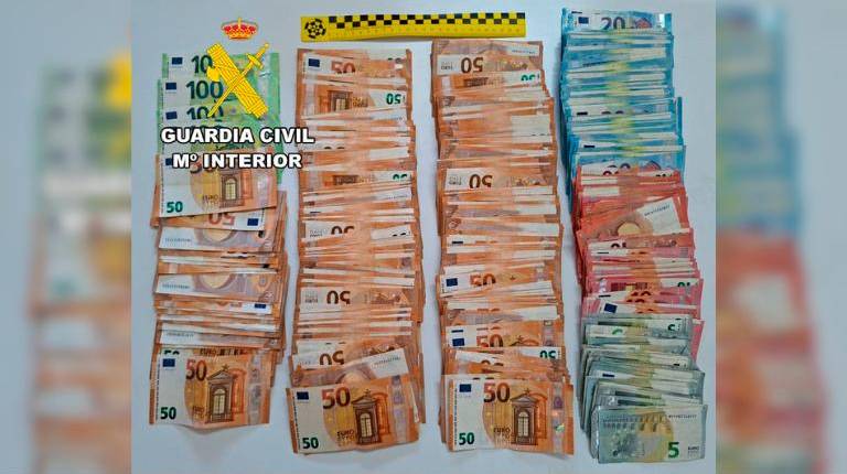 <i>26.000 euros de efectivo en billetes fraccionados. / Guardia Civil. </i>