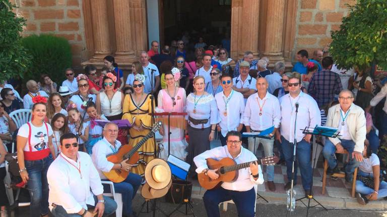 SENTIMIENTO. <i>Coro participante en la jornada principal de la romería en honor de Nuestra Señora de Zocueca.</i>