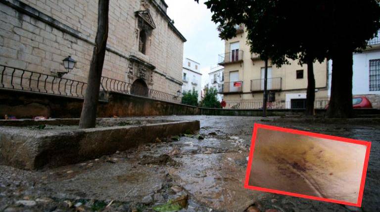 <i> Junto a estas líneas, la Plaza de San Bartolomé, lugar donde se produjeron los hechos, en una foto de Archivo. Abajo, moratón provocado por los golpes con las barras de hierro en uno de los muslos de la víctima.</i>