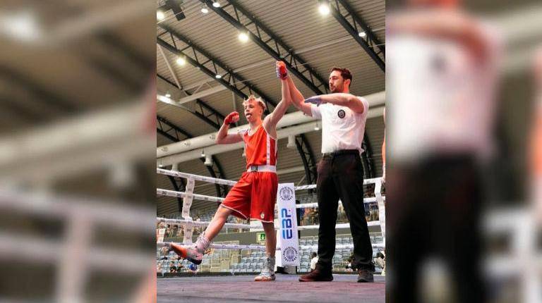 <i>Manuel Bueno celebra un triunfo en un combate anterior.</i>