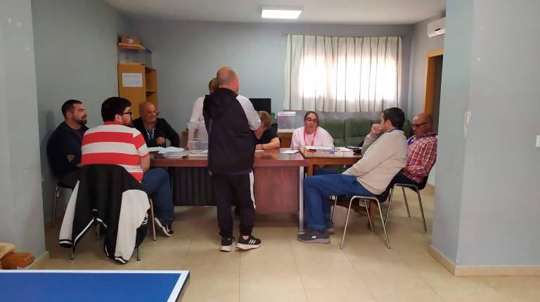 <i>Pedro Lorenzo López, de Miraelrío, ejerce su derecho al voto en Guadalén. / Jose Jerez / Diario JAÉN.</i>