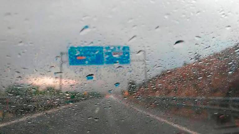 <i>Llueve con fuerza en la A-44, cerca de Jaén capital. / Diario JAÉN.</i>