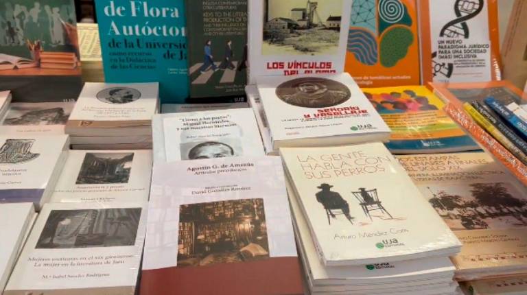 <i>Algunos de los títulos llevados por la Universidad de Jaén a la Feria del Libro de Jaén.</i>