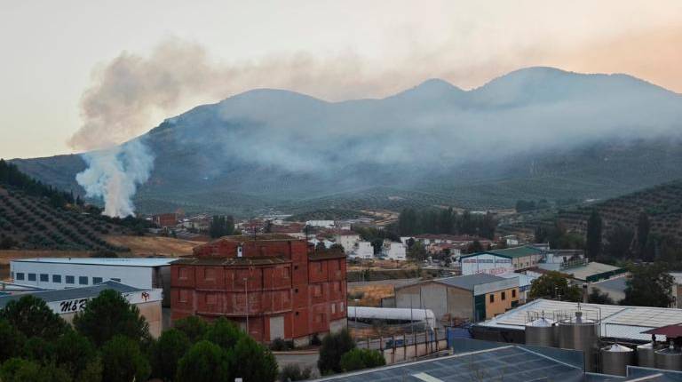 <i>Columna de humo debido al incendio de la nave agrícola sobre Campillo de Arenas. </i>