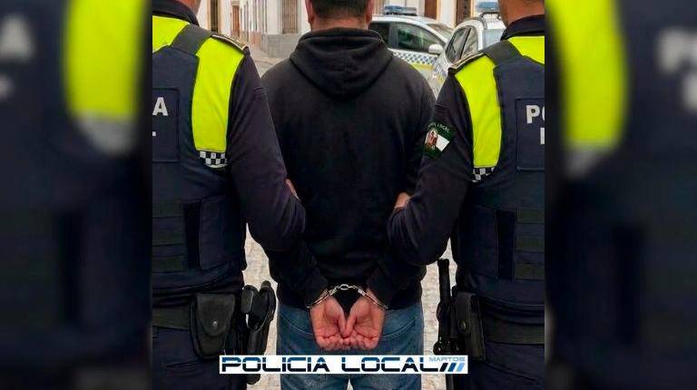 <i>La Policía Local arresta al joven. / Ayuntamiento de Martos.</i>