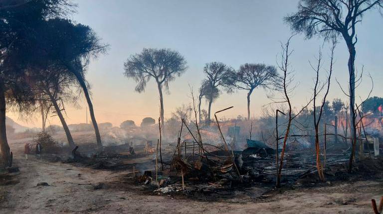 <i>Un incendio calcina 50 chabolas en un asentamiento de Lucena del Puerto (Huelva). / Europa Press. </i>