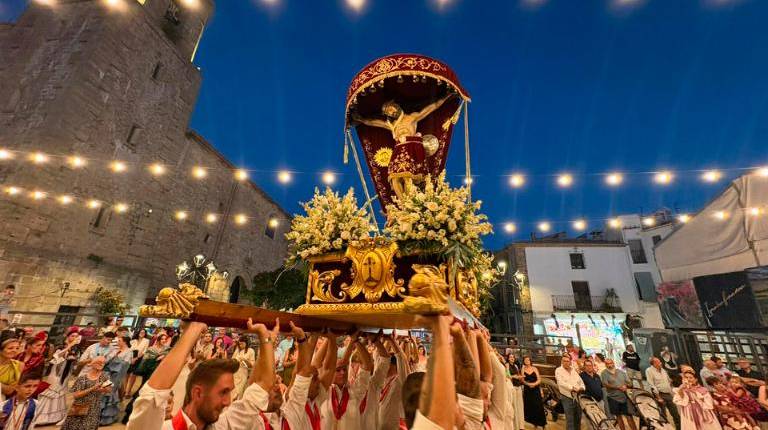<i>Momentos de la procesión en honor del Cristo de la Vera Cruz. / Juanfran Paredes / Diario JAÉN. </i>