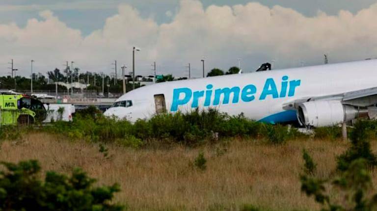 <i>Al menos cinco muertos tras salirse de la pista un avión de carga durante un aterrizaje en Miami. / Europa Press. </i>