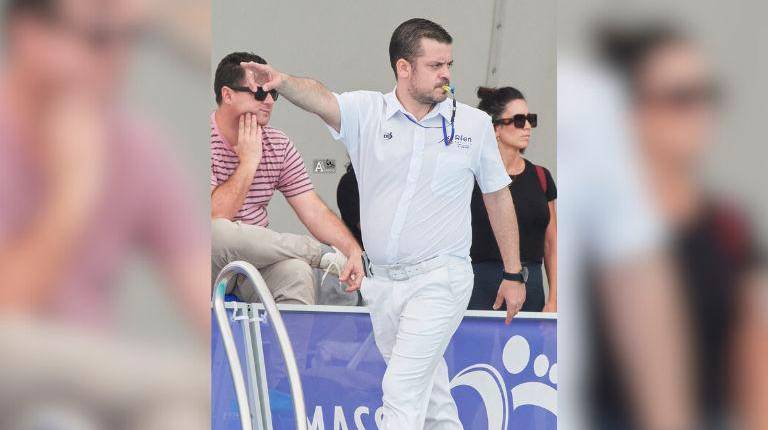 <i>Sergio Jiménez dirige un partido de waterpolo esta temporada.</i>